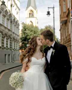 bride and groom kissing in city, portapixie events